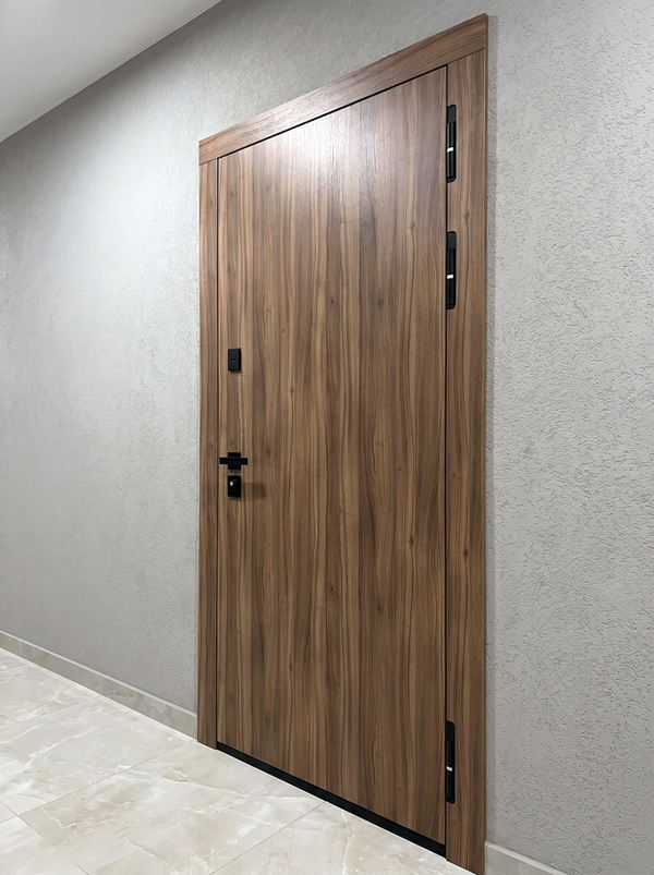 Дверь с отделкой панелями МДФ с покрытием HPL-пластик