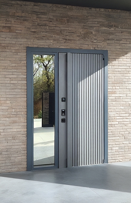 Дверь со стеклом сбоку